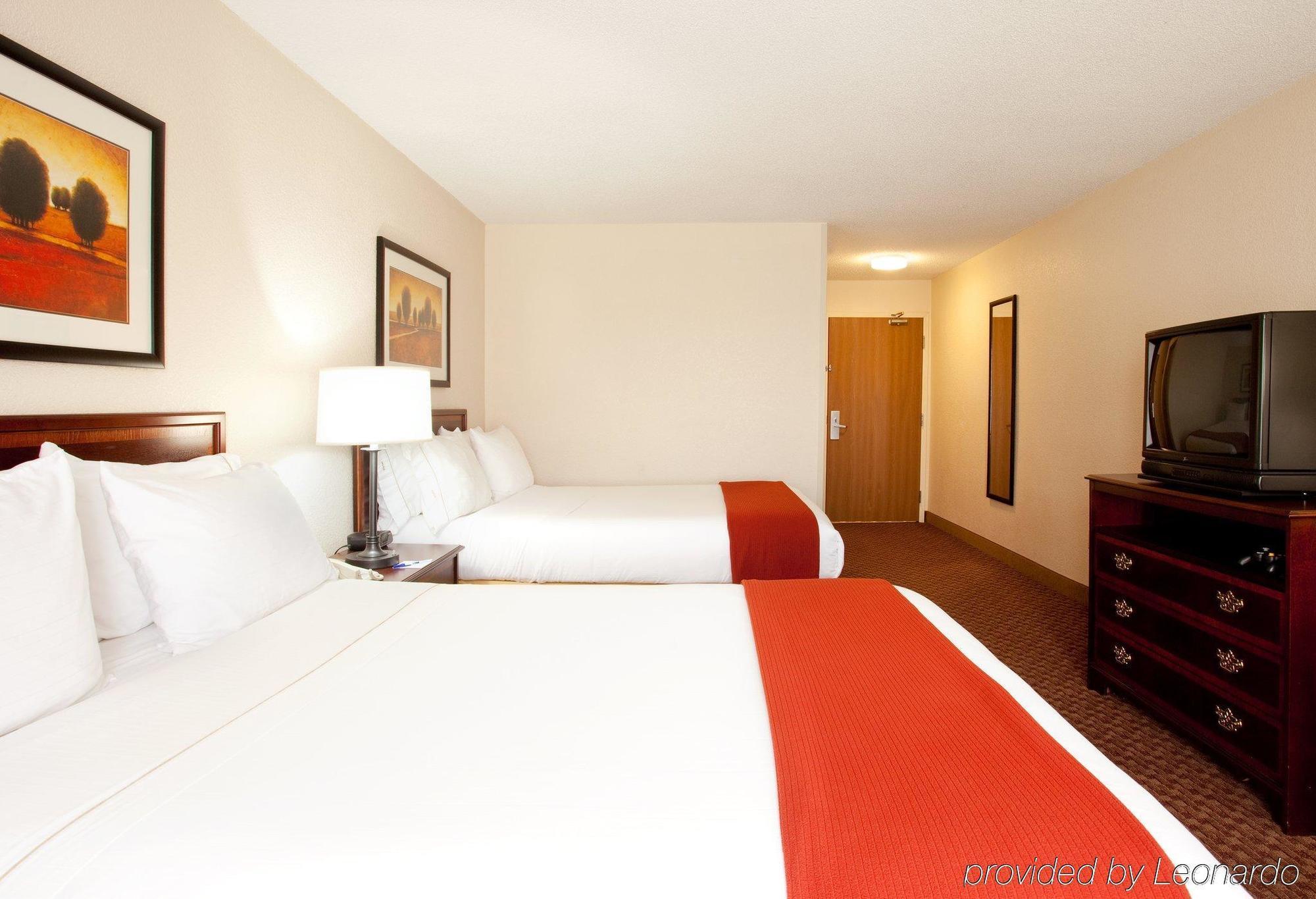 Baymont By Wyndham Merrillville Room photo
