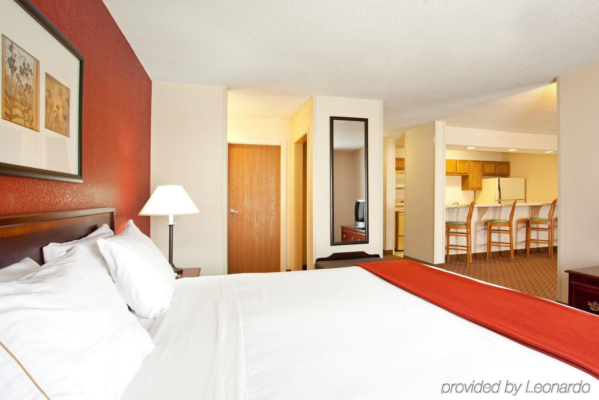 Baymont By Wyndham Merrillville Room photo