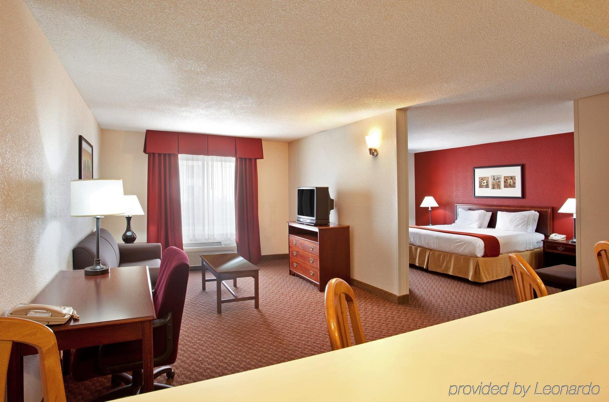 Baymont By Wyndham Merrillville Room photo